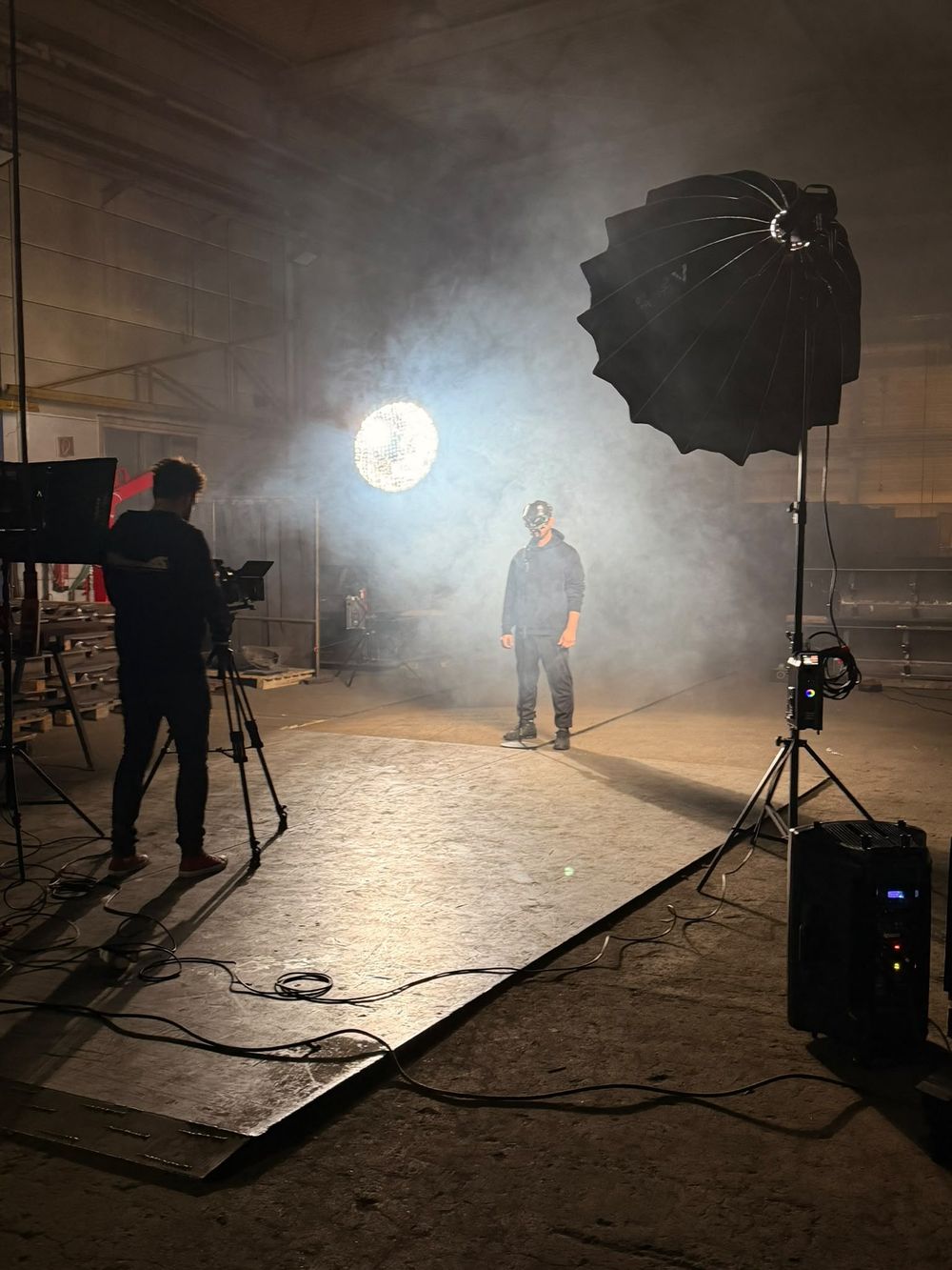 Kameramann filmt den Sänger, daneben ein großer Lichtschirm