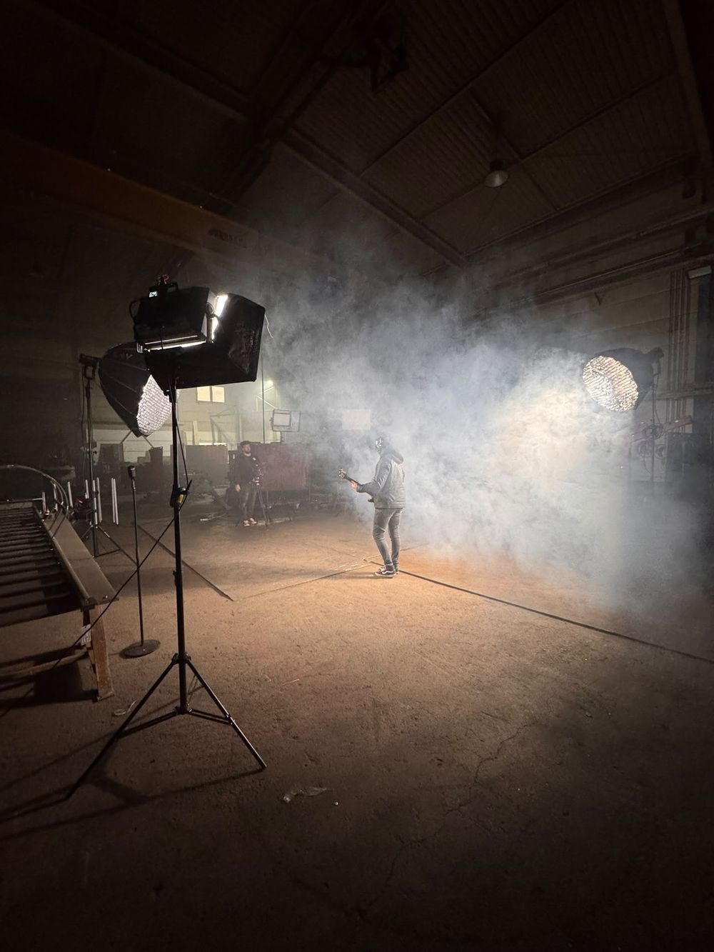 Halle mit Licht-Setup und Gitarrist im Nebel