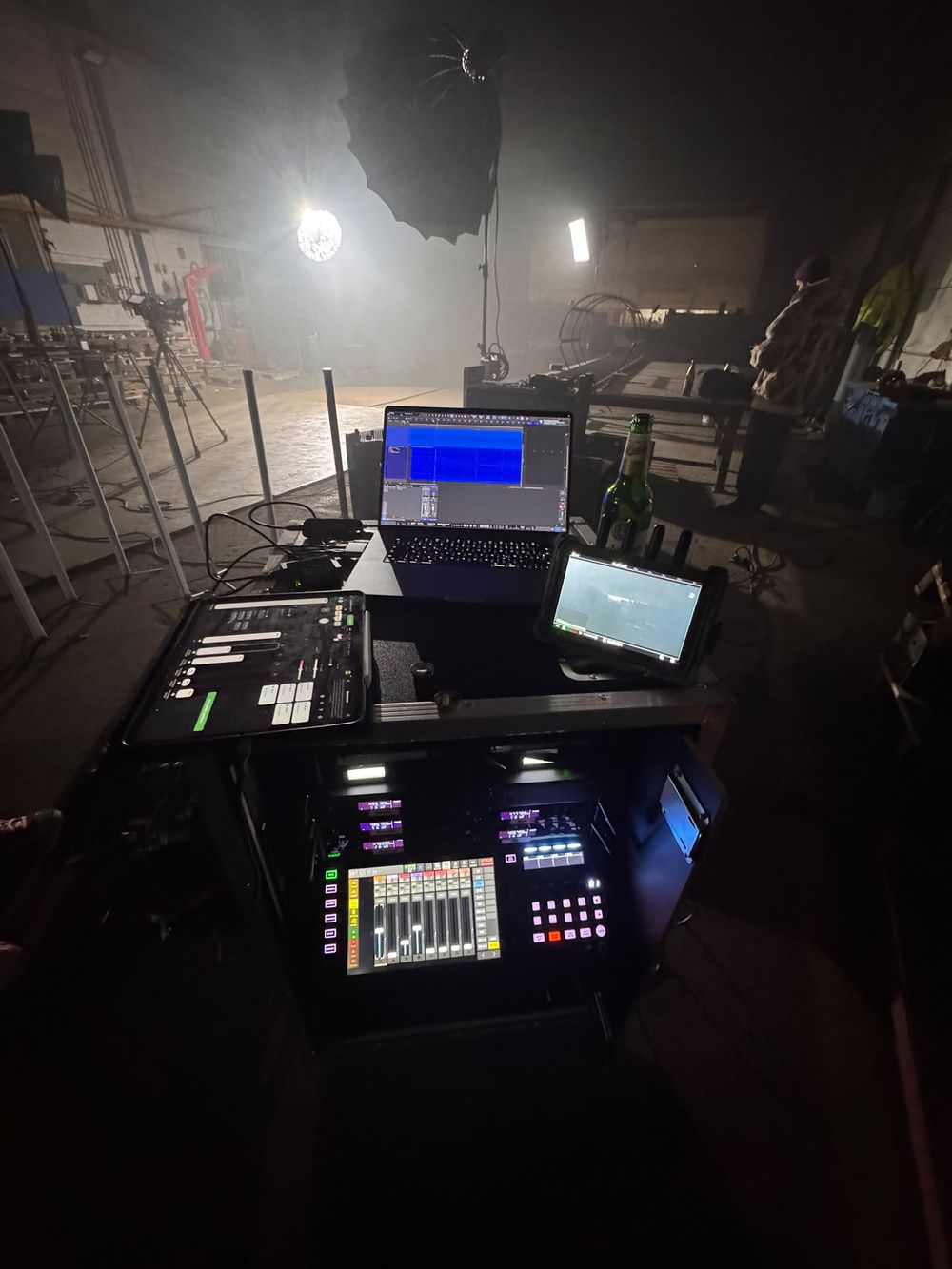 Mischpult, Laptop und Monitore am Set
