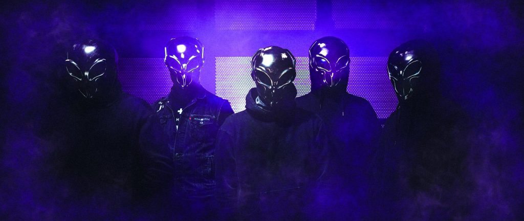Die fünf Mitglieder von HAIZNBERG in Alien-Masken vor violettem Licht