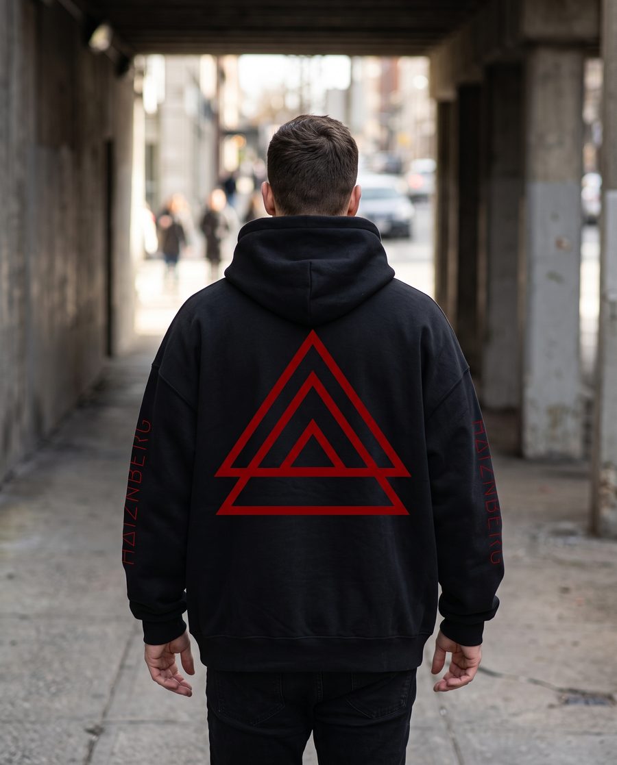 Model im HAIZNBERG Hoodie von hinten