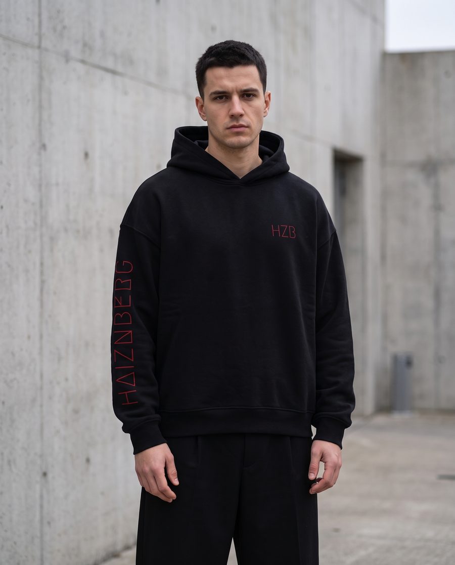 Model im HAIZNBERG Hoodie von vorne