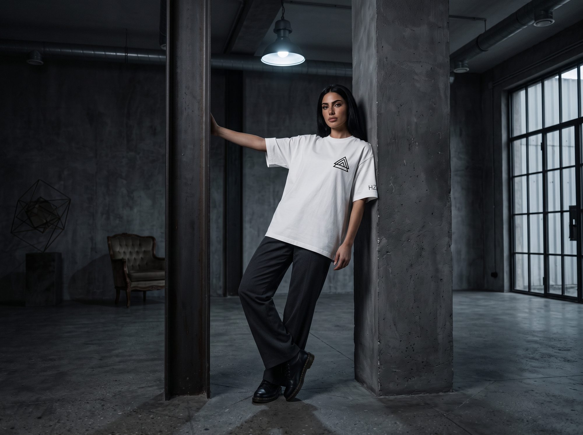 Model im weißen HAIZNBERG Shirt in einer Industriehalle