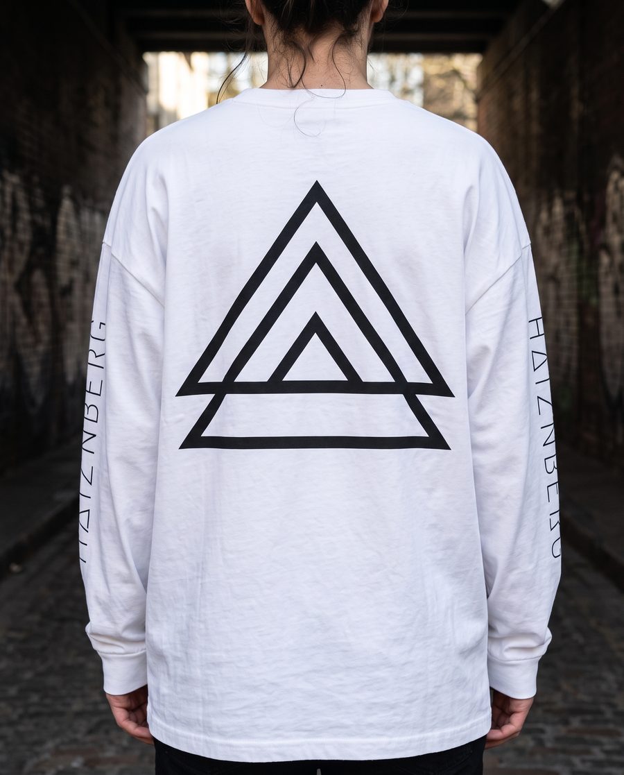Model im weißen HAIZNBERG Longsleeve von hinten