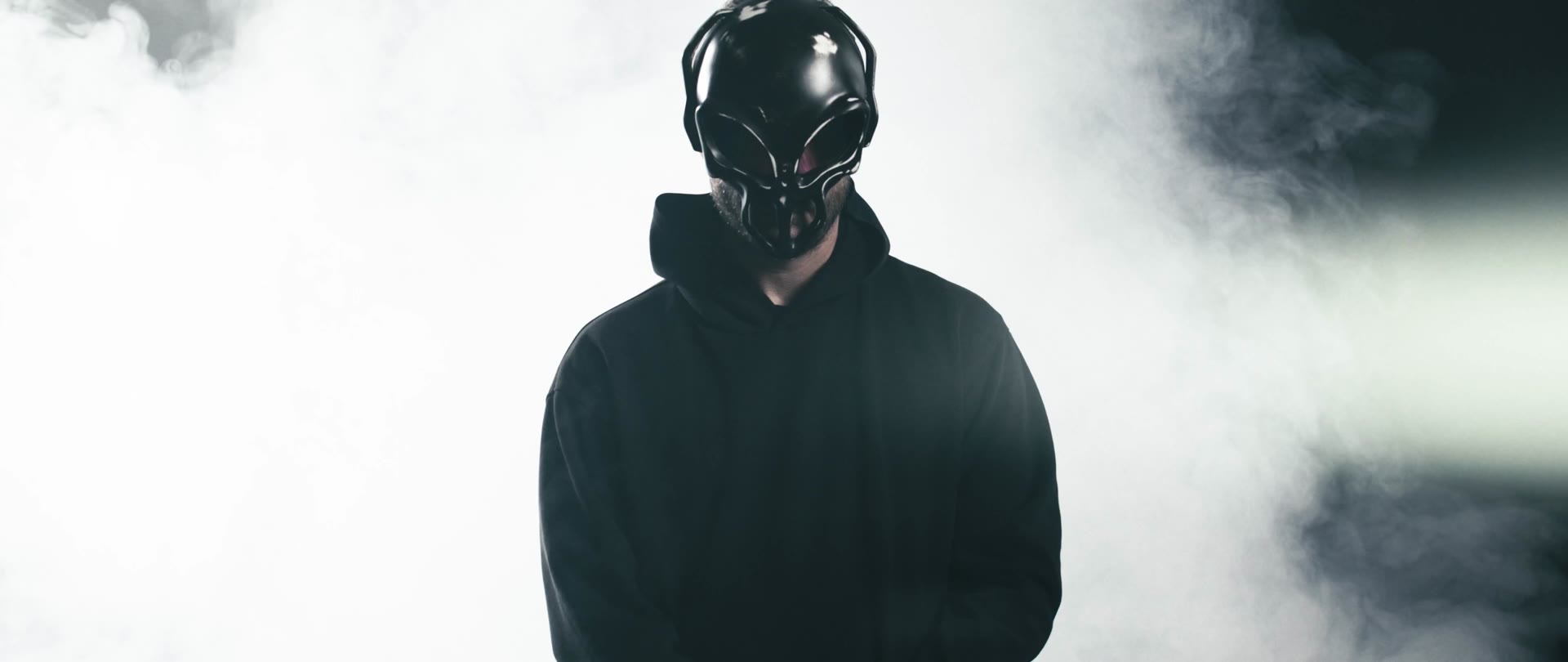 Sänger mit Maske im weißen Nebel